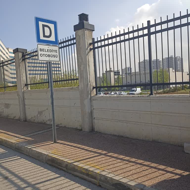 Mersin Şehir Hastanesi D Kapısı Önünde Uzak Otobüs Durağı Hastalar İçin Büyük Engel