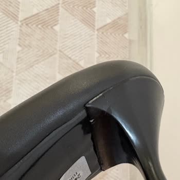 Yeni Alınan Derimod Ayakkabısında Üretim Hatası Topuk Çatlağı Ve Renk Atması