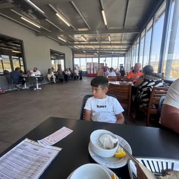 Sineklerle Dolu Masalar Ve Uzun Süren Servis