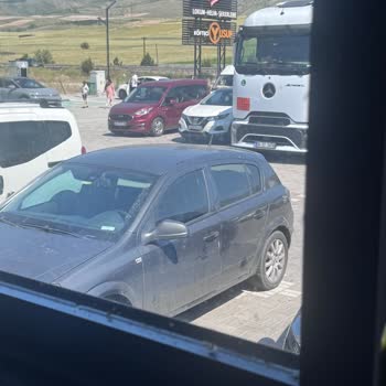 Sineklerle Dolu Masalar Ve Uzun Süren Servis