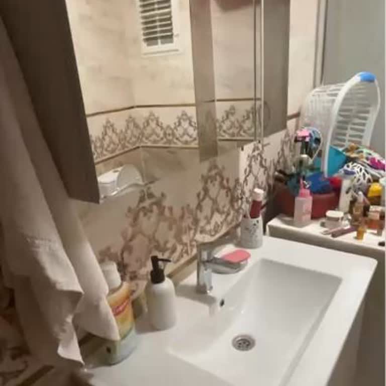 Kırık Ayna Ve Su Sızdıran Bataryalı Banyo Dolabına Cevap Bulamayan Müşteri Şikayeti