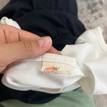 Dikiş Hatalı, Etiketsiz Ve Küçük Bedenli Çocuk Kıyafetleri