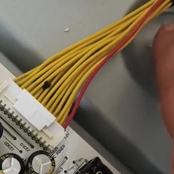 Kurulum Hatası Sonucu TV İçine Boya Girdi, Duvar Zarar Gördü Ve Taşınma Süreci Gecikti