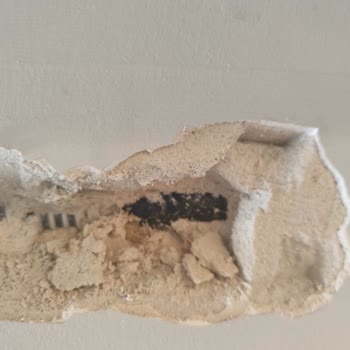 Arçelik Klima Servisi Nedeniyle Duvar Kırıldı Ve Parkeler Şişti