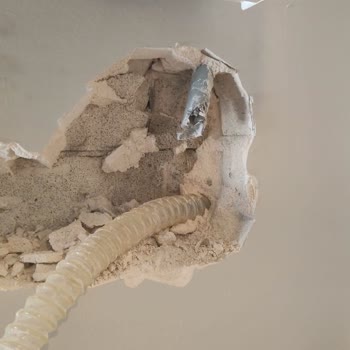 Arçelik Klima Servisi Nedeniyle Duvar Kırıldı Ve Parkeler Şişti