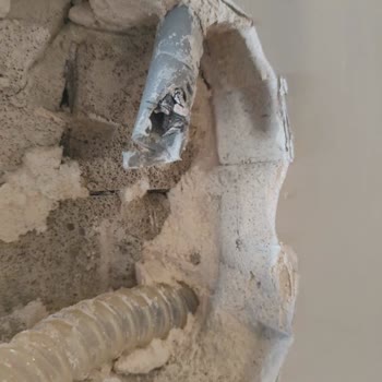 Arçelik Klima Servisi Nedeniyle Duvar Kırıldı Ve Parkeler Şişti