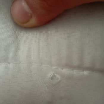 Yatak Örtüsü İçinde Büyük İğne, Sağlık Riski Ve Kullanılamaz Durum