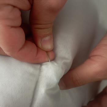 Yatak Örtüsü İçinde Büyük İğne, Sağlık Riski Ve Kullanılamaz Durum