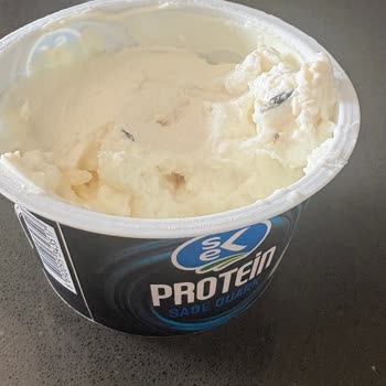Quark Protein Ürününün İçindeki Siyah Katı Parçalar Tüketilemez Ve Güven Sorunu Oluşturuyor