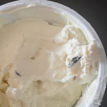 Quark Protein Ürününün İçindeki Siyah Katı Parçalar Tüketilemez Ve Güven Sorunu Oluşturuyor