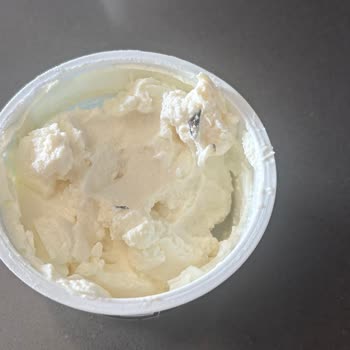 Quark Protein Ürününün İçindeki Siyah Katı Parçalar Tüketilemez Ve Güven Sorunu Oluşturuyor