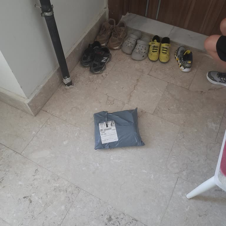 Hepsijet Kargo Kapı Önüne Bırakıldı, Sorumsuz Ve Dikkatsiz Davranış