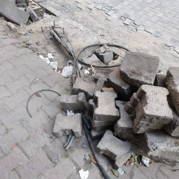Kazı Sonrası Kaldırımlar Bozuldu, Elektrik Kabloları Açıkta Bırakıldı