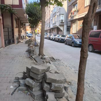 Kazı Sonrası Kaldırımlar Bozuldu, Elektrik Kabloları Açıkta Bırakıldı