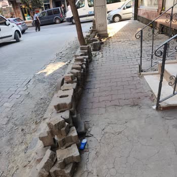 Kazı Sonrası Kaldırımlar Bozuldu, Elektrik Kabloları Açıkta Bırakıldı