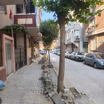 Kazı Sonrası Kaldırımlar Bozuldu, Elektrik Kabloları Açıkta Bırakıldı