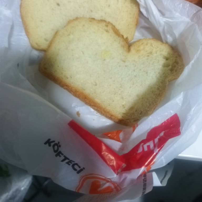 Köfteci Yusuf'tan Küflü Ekmek Ve Hamburger İçin Tam İade Talebi