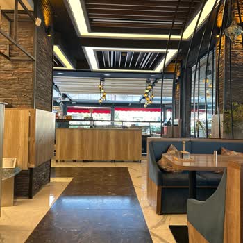 Akasya Pasta Şubesinde Personelin İlgisizliği Ve Klimanın Açılmaması
