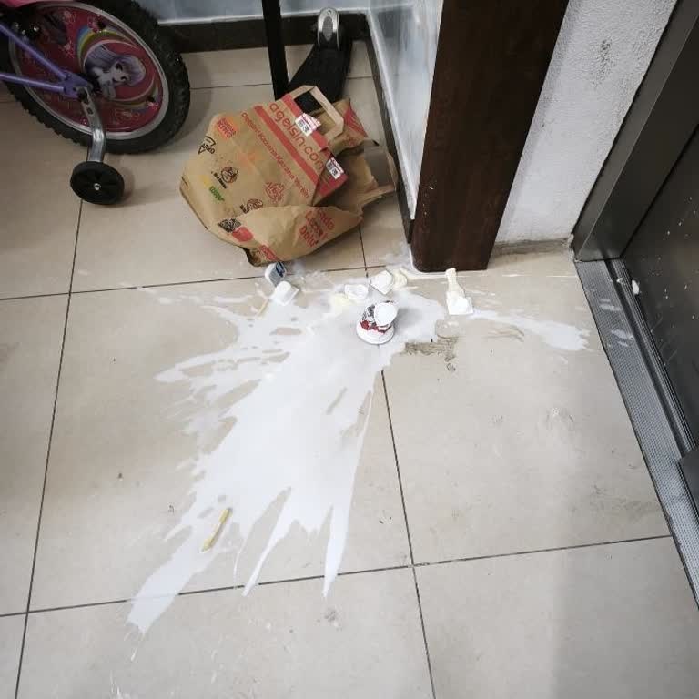 Tıkla Gelsin Kurye Paketi Parçalayıp Asansör Önüne Bıraktı