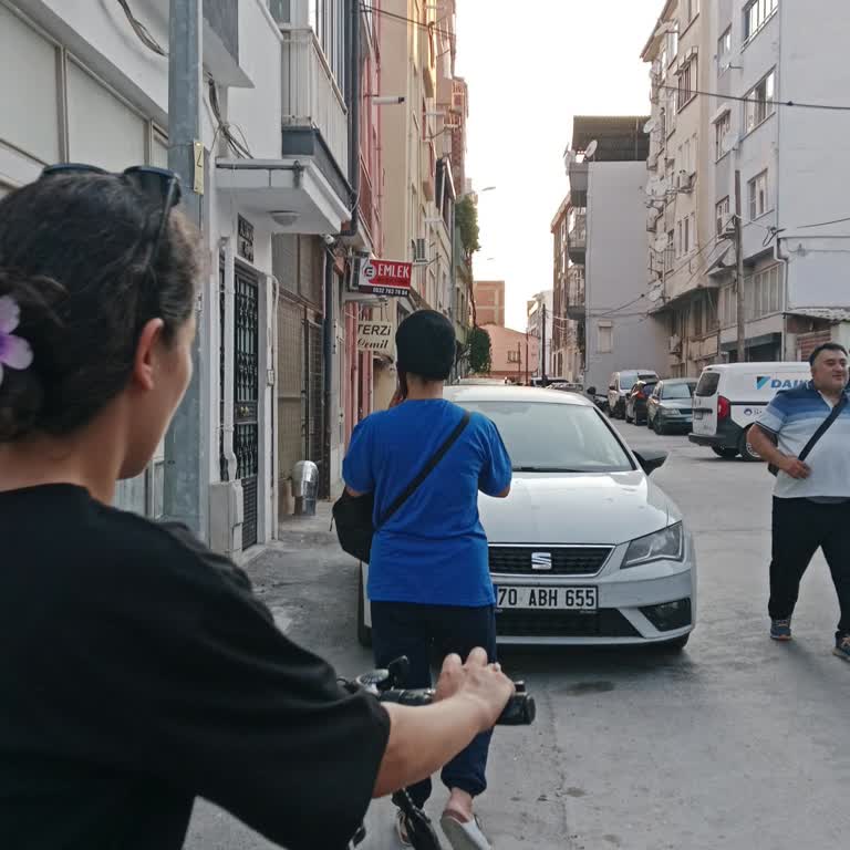Kapı Önünde Park Eden Araç Çıkış Yolunu Engelliyor