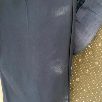 DeFacto Pantolonunda Kendiliğinden Oluşan Beyaz Lekeler Hayal Kırıklığı Yaratıyor