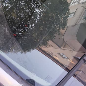 Bereket Sigorta’nın Yanlış Eski Hasar Girişi Nedeniyle Cam Değişimi Reddi