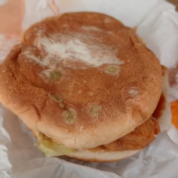 Küflü Ekmeği Olan Burger King Hamburgeri İçin Sağlık Riski Şikayet