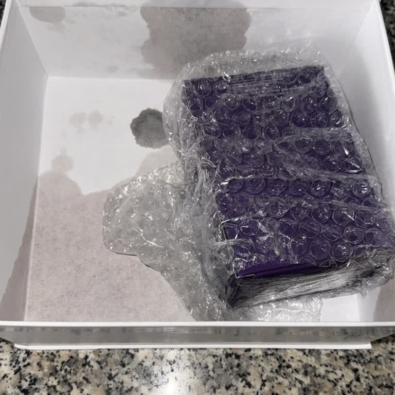 Akmış Ve Boş Parfüm Teslimatı, Çalışanların İlgisiz Tutumu