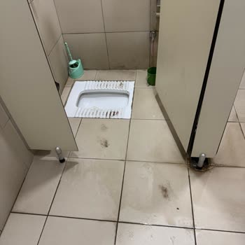 Ortopedi Muayenesinde Doktorun Çıplak Elle Muayenesi Ve Kirli Tuvaletler