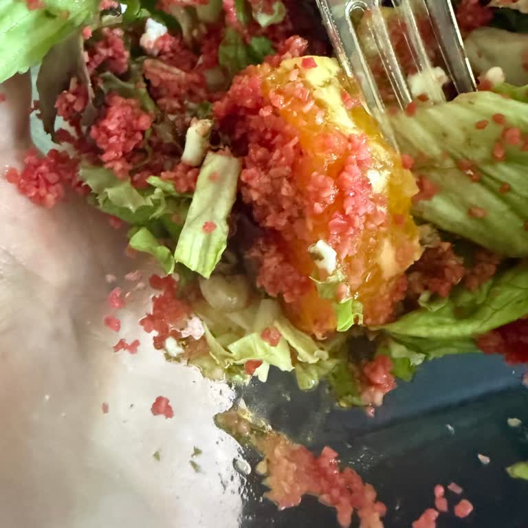 Şar Pastanesi Bulgurlu Salatada Salyangoz Görülmesi