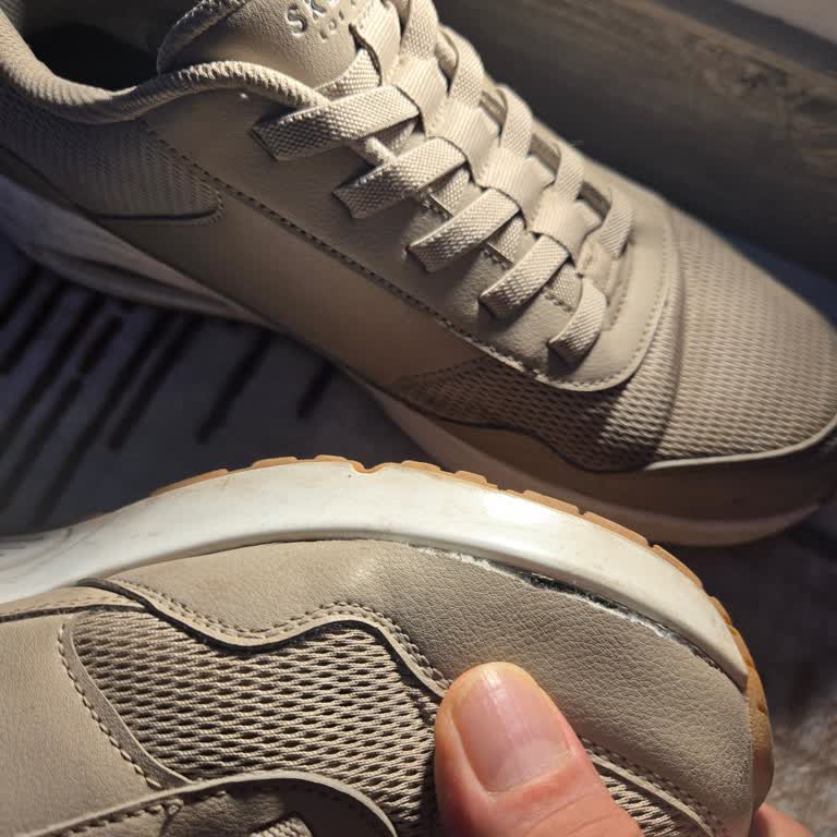 İzmir Hilltown Skechers Mağazasında Malzeme Sorunu Nedeniyle Ayakkabı Yırtıldı, Değişim İstiyorum