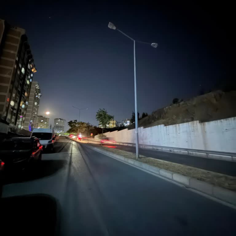 İzmir Yaşarkemal Mahallesinde Uzun Süreli Sokak Lambası Kesintisi Trafiği Tehlikeye Atıyor