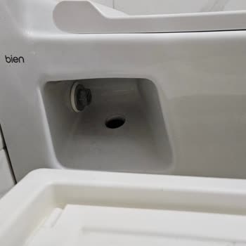 Klozet Kapağının Bağlantı Parçasının Aniden Kırılması Ve Ücretsiz Yedek Parça İsteği