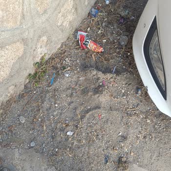 1119. Sokakta Cadde Yıkama Sonrası Kalan Kum Ve Çöp, Araç Kirli Ve Belediyeden Yanıt Yok