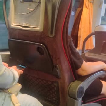 Bakımsız Otobüste Bozuk Koltuk, Açık Kablolar Ve Umursamaz Şoför