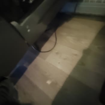 Bakımsız Otobüste Bozuk Koltuk, Açık Kablolar Ve Umursamaz Şoför