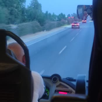 Bakımsız Otobüste Bozuk Koltuk, Açık Kablolar Ve Umursamaz Şoför
