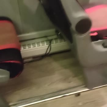 Bakımsız Otobüste Bozuk Koltuk, Açık Kablolar Ve Umursamaz Şoför