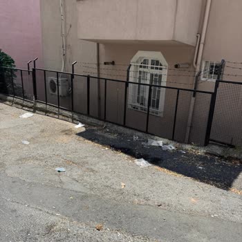Ertekin Sokakta Çöp Birikimi Ve Temizlik Eksikliği