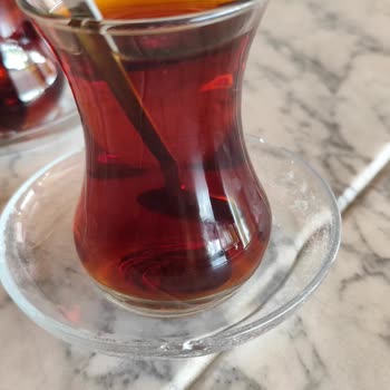 Kırık Bardak Altlıkları Müşteri Güvenliğini Tehlikeye Atıyor