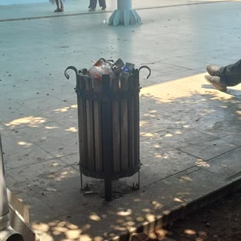 Bahçedeki Çöp Dolu Alan Hijyen İhlali Olarak Hastane İmajını Zedeledi