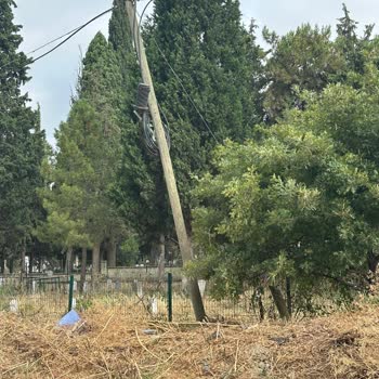 Türk Telekom Direğinin Devrilme Riski Ve Acil Onarım Talebi