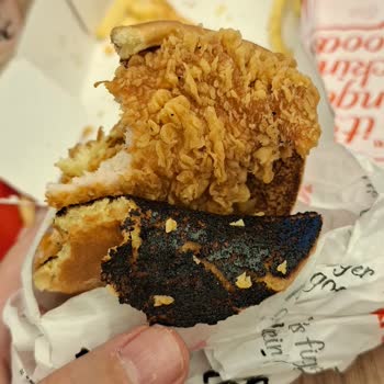 Yanmış Hamburger Ve Küflü Patates: KFC'de Hijyen İhlali