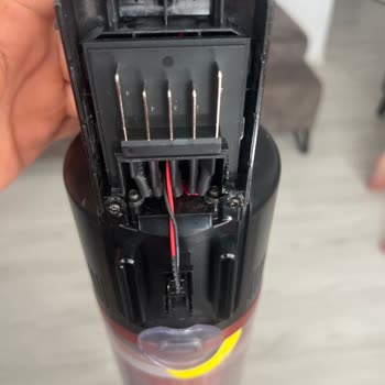 Philips 8000 Dikey Süpürge Şarj Girişi Kırıldı, Boru Bağlantılarında Oynama