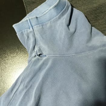 Tişört İlk Kullanımda Yırtıldı, Etiketi Çıkarıldığı İçin Mağaza İnceleme Reddetti
