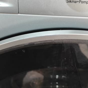 Sesli Çalışan Çamaşır Makinesi Ve İnox Yüzeylerde Renk Atması