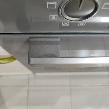 Sesli Çalışan Çamaşır Makinesi Ve İnox Yüzeylerde Renk Atması