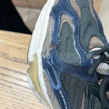 Lacoste Ayakkabımda Yırtık, Mağaza İncelemesi Duyarsız