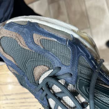 Lacoste Ayakkabımda Yırtık, Mağaza İncelemesi Duyarsız