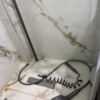 Akıllı Evye Damlatıyor, Duş Başlığı Pas Çıkarıyor Ve Lavisse Sorumluluk Almıyor